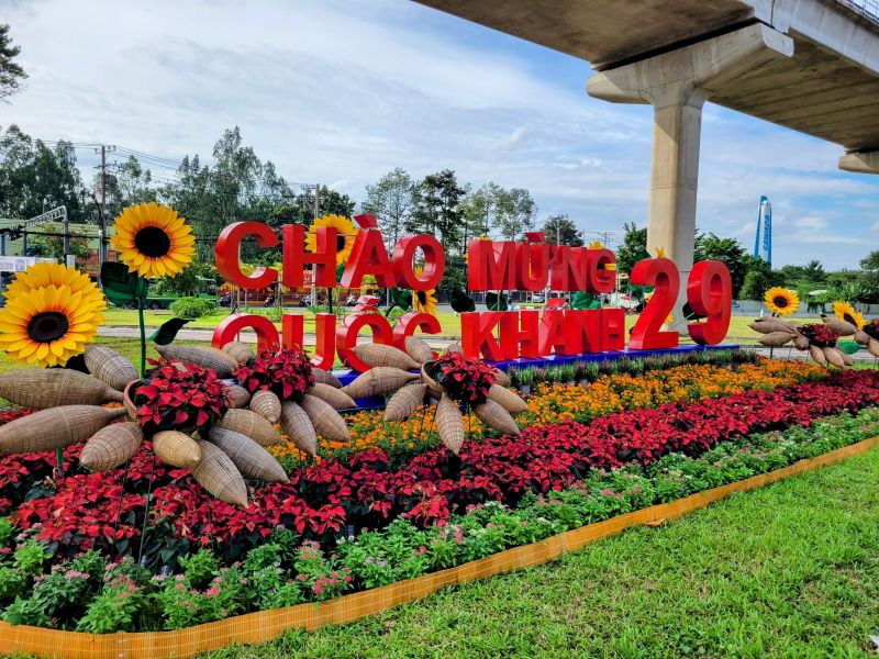 Đường phố TP. Hồ Chí Minh rực rỡ cờ hoa chào mừng Quốc khánh 2/9