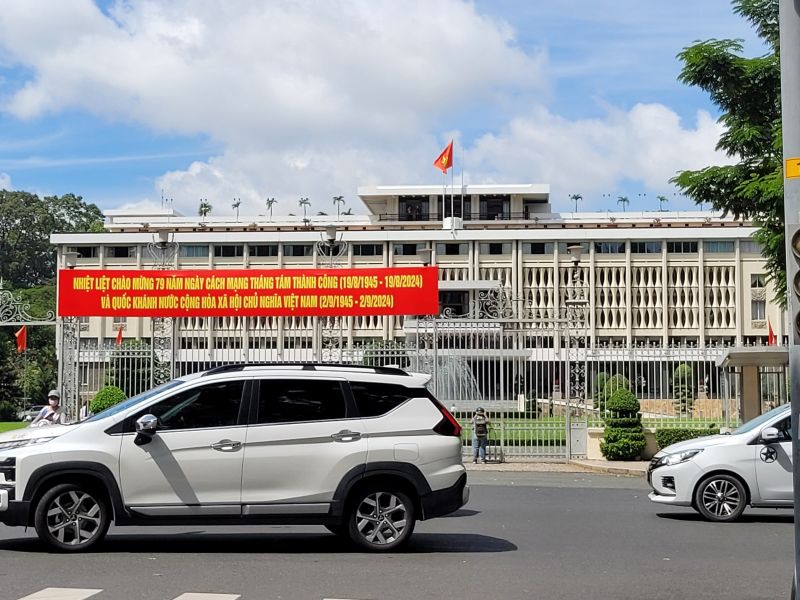 Băng rôn chào mừng ngày Quốc khánh treo trang trọng trước cổng Dinh Độc (quận 1)