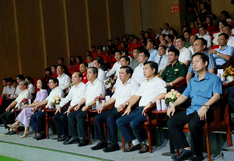 C&aacute;c đồng ch&iacute; l&atilde;nh đạo tỉnh v&agrave; c&aacute;c đại biểu dự chương tr&igrave;nh