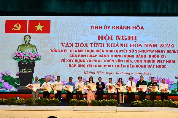 Ông Nguyễn Tấn Tuân, Phó Bí thư Tỉnh ủy, Chủ tịch UBND tỉnh trao bằng khen cho các tập thể