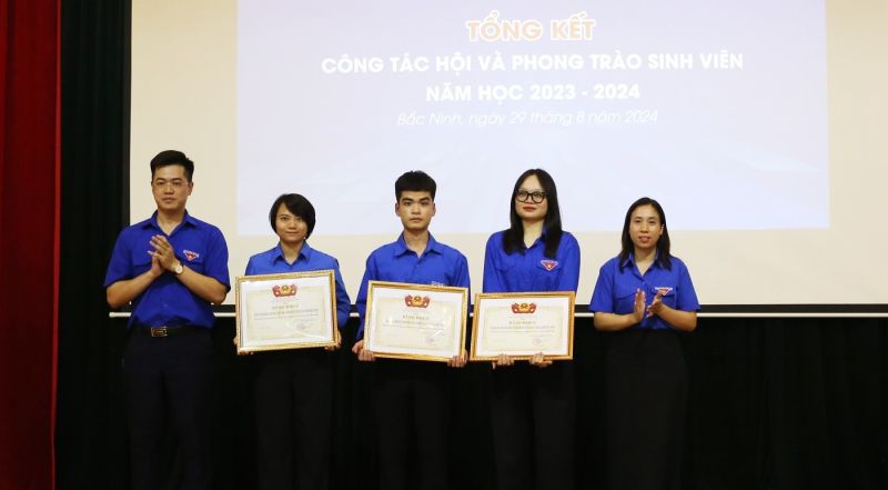 Các tập thể có thành tích xuất sắc trong công tác Hội và phong trào sinh viên năm học 2023-2024 nhận khen thưởng.