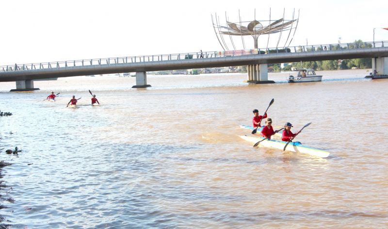 Giải đua thuyền ván SUP TP Cần Thơ mở rộng và biểu diễn đua thuyền Canoeing diễn ra thành công vào ngày 11/8 vừa qua