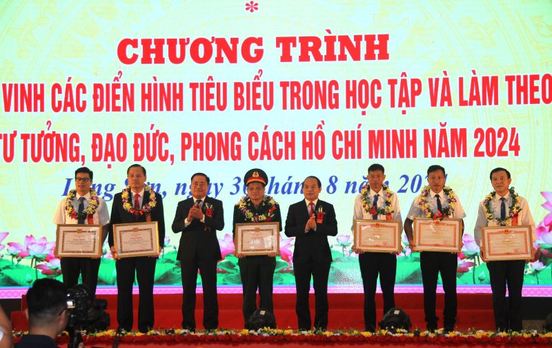 Các tập thể, cá nhân nhận bằng khen của Thủ tướng Chính phủ, Trưởng Ban Tuyên giáo Trung ương về thành tích tiêu biểu trong học tập và làm theo tư tưởng, đạo đức, phong cách Hồ Chí Minh năm 2023