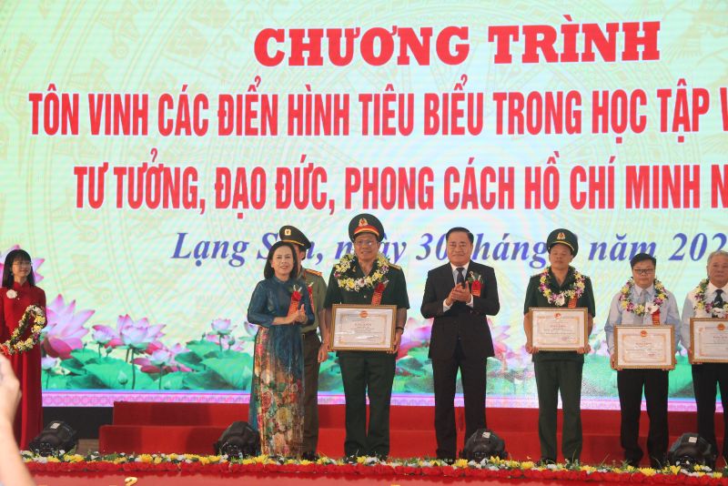 Các tập thể, cá nhân nhận bằng khen của Chủ tịch UBND tỉnh Lạng Sơn về thành tích tiêu biểu trong học tập và làm theo tư tưởng, đạo đức, phong cách Hồ Chí Minh năm 2024