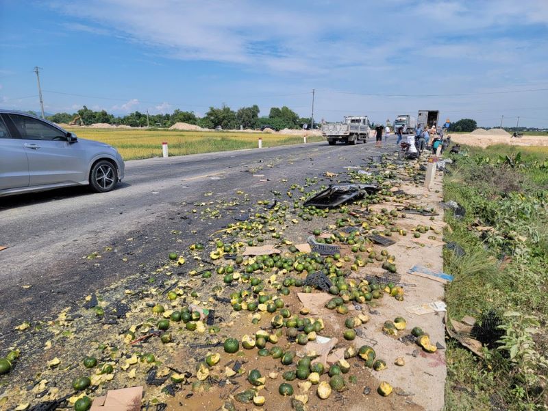 Sau tai nạn, hàng tấn cam rải trên Quốc lộ 1 gây ách tắc giao thông