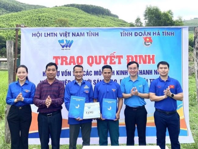 Đại diện Tỉnh đoàn, Hội LHTN Việt Nam tỉnh Hà Tĩnh và Huyện đoàn Cẩm Xuyên trao hỗ trợ 2 mô hình trên địa bàn.