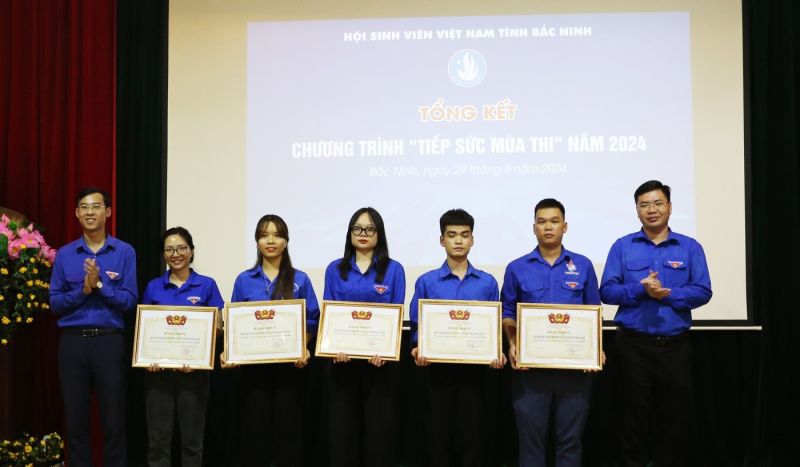 Các tập có thành tích xuất sắc trong chương trình “Tiếp sức mùa thi” năm 2024 nhận khen thưởng.