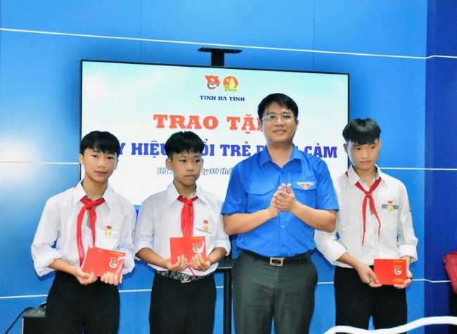 Phó Bí thư Tỉnh Đoàn, Chủ tịch Hội đồng Đội tỉnh Hà Tĩnh Nguyễn Hải Đăng trao tặng Huy hiệu 