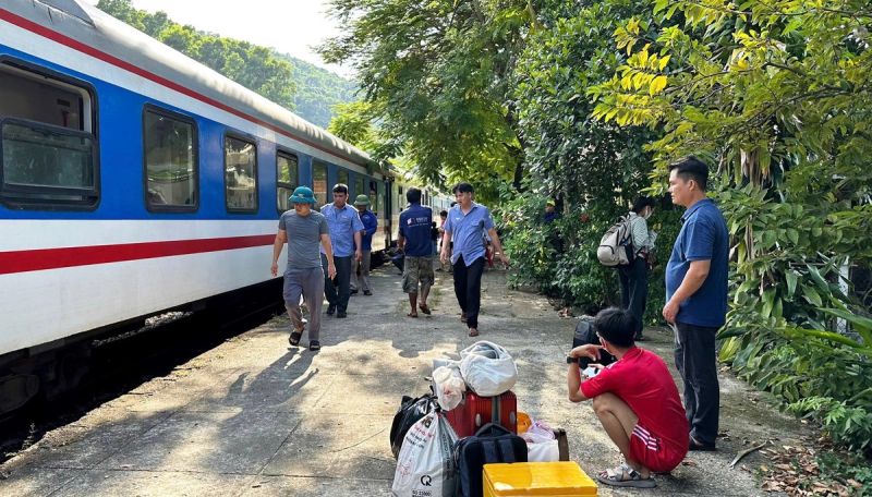 Đây là vụ tàu trật bánh lần thứ 2 tại ga Lăng Cô. Ảnh: Thảo Duyên