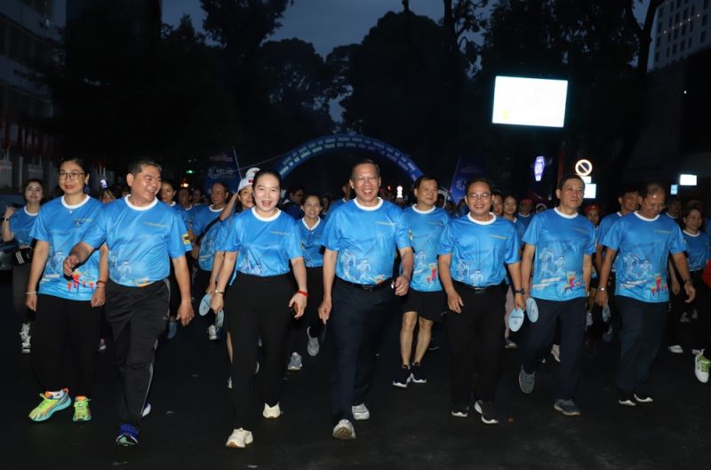 Chủ tịch UBND TP. Hồ Chí Minh tham gia đi bộ đóng góp Quỹ “Vì người nghèo”