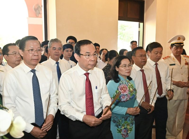 Lãnh đạo TP. Hồ Chí Minh dâng hương, dâng hoa tưởng nhớ Chủ tịch Hồ Chí Minh