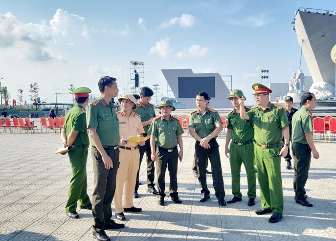 Đại tá Lê Ngọc Anh, Phó Giám đốc Công an tỉnh kiểm tra thực địa việc bố trí lực lượng, triển khai phương án bảo đảm ANTT tại Khu vực tổ chức cầu truyền hình trực tiếp.