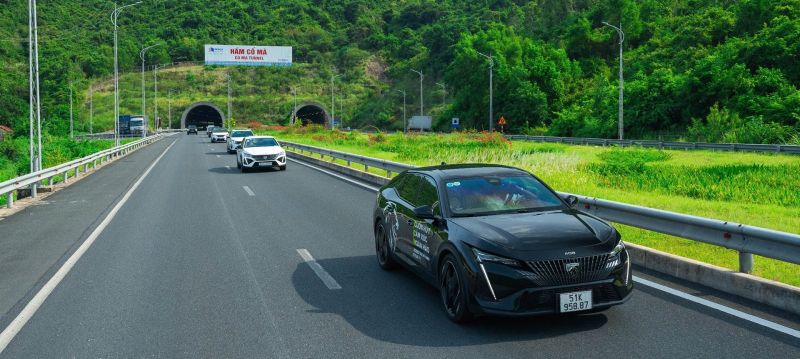 Đoàn Peugeot miền Nam di chuyển qua hầm Cổ Mã (Khánh Hòa)