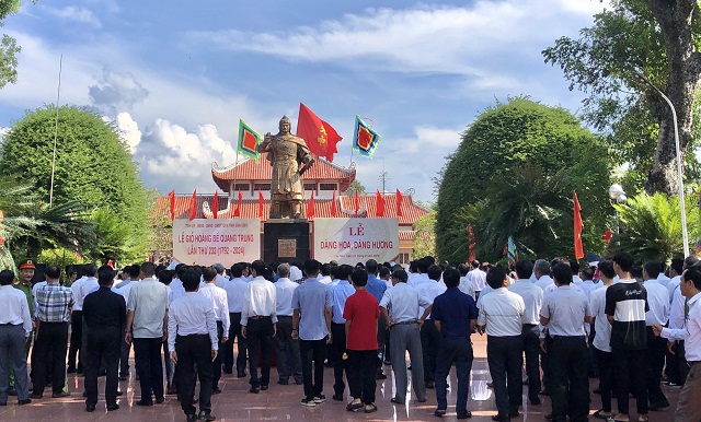 Toàn cảnh Lễ dâng hoa tại tượng dài Hoàng đế Quang Trung – Nguyễn Huệ. Ảnh Viết Hiền Toàn cảnh Lễ dâng hoa tại tượng dài Hoàng đế Quang Trung – Nguyễn Huệ. Ảnh Viết Hiền