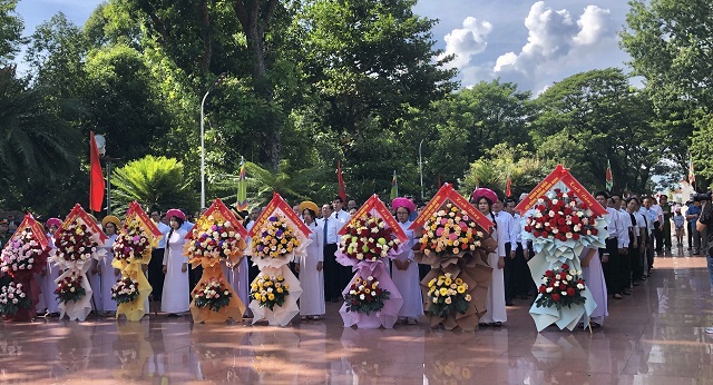 Đoàn đại biểu lãnh đạo Tỉnh ủy, HĐND, UBND, Ủy ban MTTQ Việt Nam tỉnh Bình Định dâng hoa tại tượng đài Hoàng đế Quang Trung – Nguyễn Huệ. Ảnh Viết Hiền Đoàn đại biểu lãnh đạo Tỉnh ủy, HĐND, UBND, Ủy ban MTTQ Việt Nam tỉnh Bình Định dâng hoa tại tượng đài Hoàng đế Quang Trung – Nguyễn Huệ. Ảnh Viết Hiền