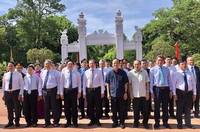 Lãnh đạo tỉnh Bình Định và các đại biểu quan khách trước Đền thờ “Tây Sơn Tam Kiệt”. Ảnh: V.H Lãnh đạo tỉnh Bình Định và các đại biểu quan khách trước Đền thờ “Tây Sơn Tam Kiệt”. Ảnh: V.H