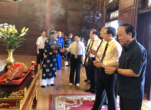 Lãnh đạo, quan khách thực hiện nghi thức dâng hương. Ảnh: Viết Hiền Lãnh đạo, quan khách thực hiện nghi thức dâng hương. Ảnh: Viết Hiền