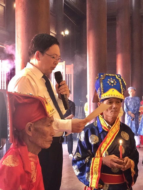 .Ông Hồ Quốc Dũng thực hiện nghi thức đọc văn tế tại Lễ giỗ. .Ông Hồ Quốc Dũng thực hiện nghi thức đọc văn tế tại Lễ giỗ.