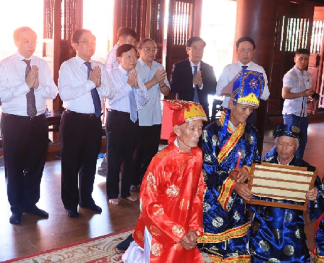 Lãnh đạo, quan khách tham dự Lễ giỗ. Ảnh: Viết Hiền Lãnh đạo, quan khách tham dự Lễ giỗ. Ảnh: Viết Hiền