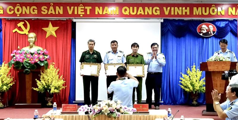 Đ/c Huỳnh Vũ Phong - Cục trưởng Cục Quản lý thị trường - Phó Trưởng ban Thường trực BCĐ389 tỉnh trao Bằng khen của BCĐ 389 quốc gia cho các cá nhân