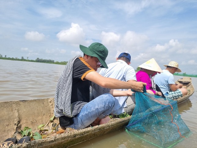 Khách du lịch trải nghiệm mùa nước nổi tại huyện Tam Nông, tỉnh Đồng Tháp.