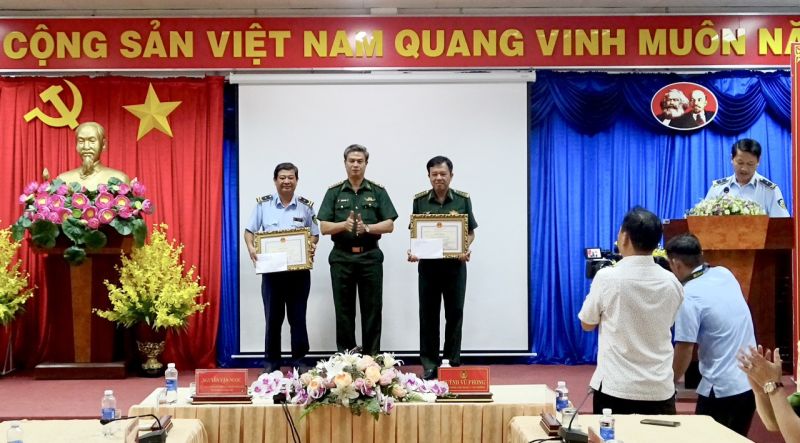 Đại tá Nguyễn Văn Ngọc, Phó Chỉ huy trưởng, Bộ Chỉ huy Bộ đội Biên phòng tỉnh, Phó trưởng BCĐ 389 tỉnh, trao Bằng khen của BCĐ 389 quốc gia cho 2 tập thể.