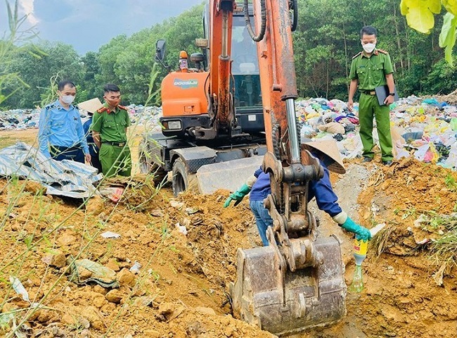 Hội đồng tiêu hủy vật chứng, tài sản huyện Hương Sơn tiến hành tiêu hủy gần 1 tấn da trâu bốc mùi hôi thối.