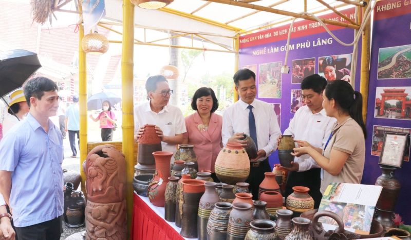 Các đại biểu thăm quan gian hàng trưng bày sản phẩm gốm Phù Lãng (xã Đại Bái, thị xã Quế Võ).