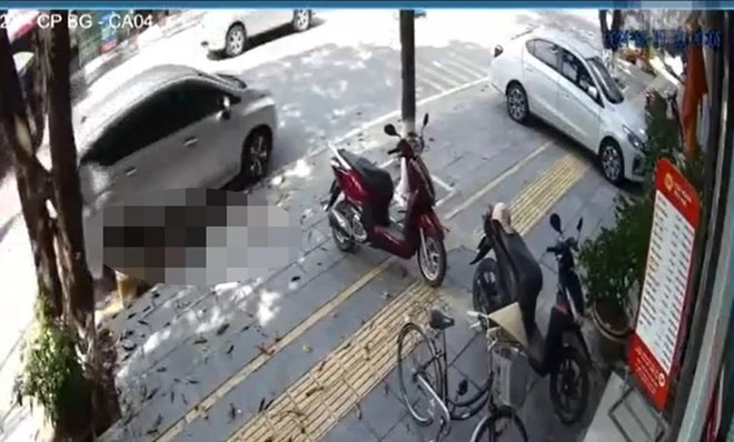 Bắc Giang: Cụ bà tử vong do bị nữ tài xế tông vào gầm ô tô