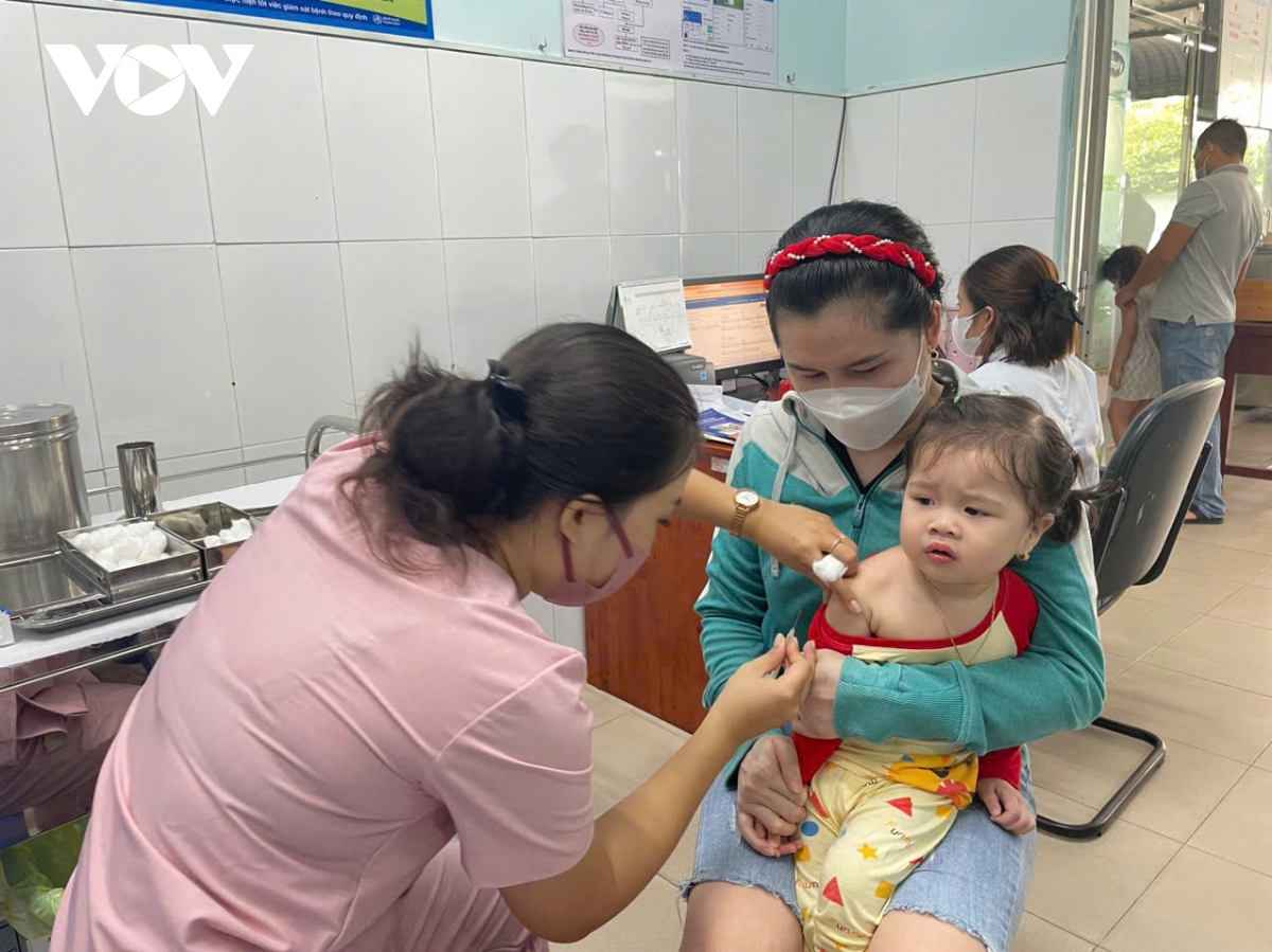 Trẻ tiêm ngừa vaccine sởi ở phường Hiệp Bình Chánh, TP Thủ Đức (Ảnh: VOV.VN)