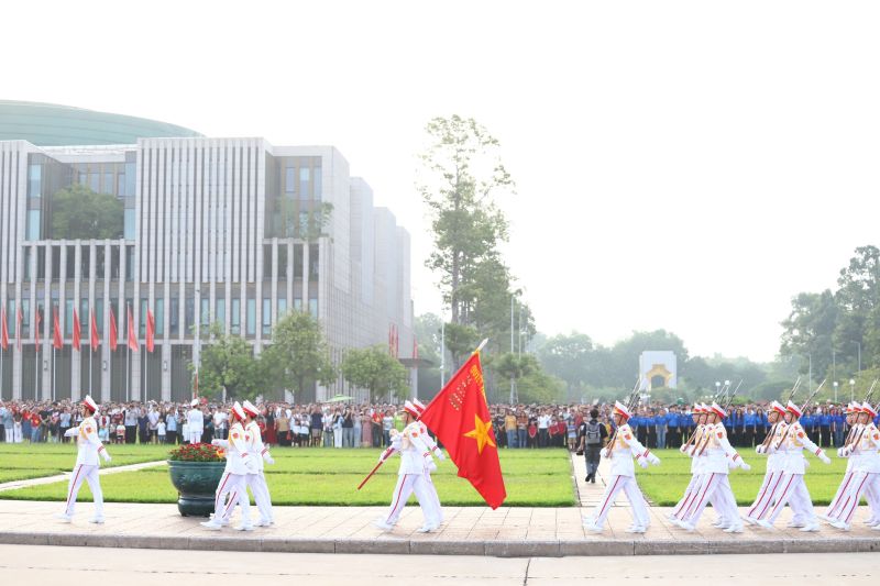 Đội Quân kỳ quyết thắng dẫn đầu, đi sau là 34 chiến sĩ tiêu binh tượng trưng cho 34 chiến sĩ đầu tiên của Đội Việt Nam tuyên truyền giải phóng quân, tiền thân của Quân đội Nhân dân Việt Nam.