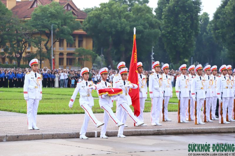 3 chiến sĩ của đội hồng kỳ nghiêm trang tiến lên bục để chuẩn bị thực hiện các nghi thức chính.