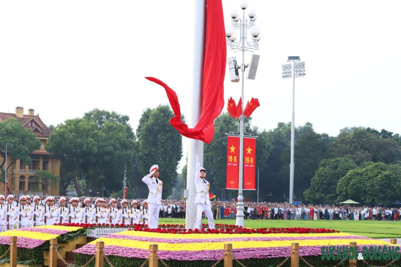 Đúng 6h, khi Quốc ca vang lên, các chiến sĩ đã tung cờ và Quốc kỳ được kéo lên cột cờ cao 29 m.