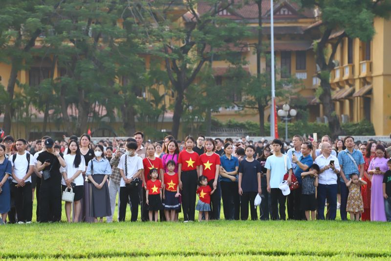 Phía ngoài, người dân trên cả nước đã dậy rất sớm để được chứng kiến lễ thượng cờ, chào cờ mừng ngày Quốc khánh 2/9.