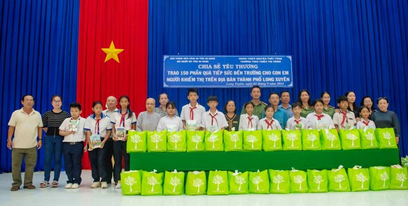 Trao 150 phần quà cho gia đình người khiếm thị có hoàn cảnh khó khăn