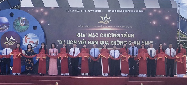 Ban chỉ đạo, Ban tổ chức và lãnh đạo, quan khách thực hiện nghi thức cắt băng khai mạc Chương trình. Ảnh: Viết Hiền.