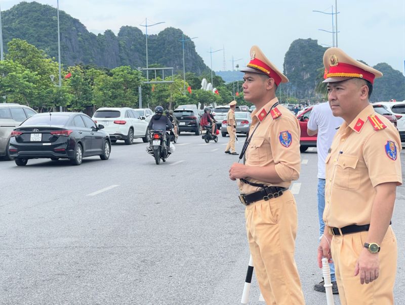 Lực lượng chức năng phân luồng giao thông tại TP Hạ Long.