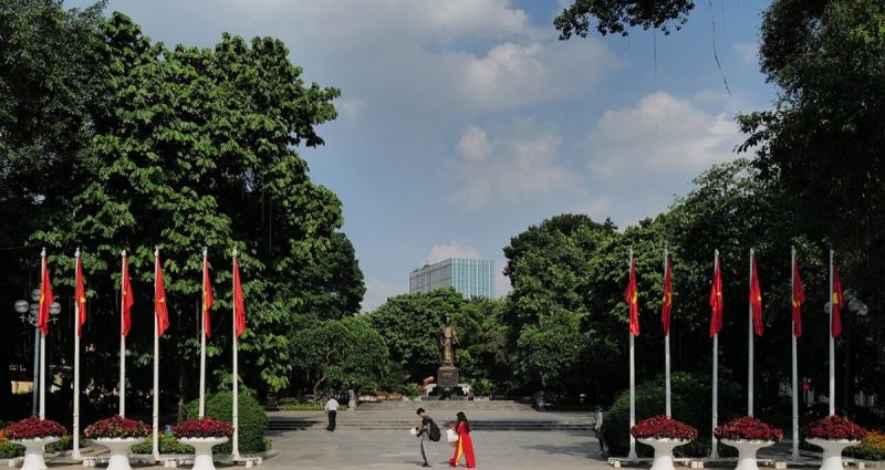 Cờ đỏ sao vàng rực rỡ trong nắng mùa thu Hà Nội