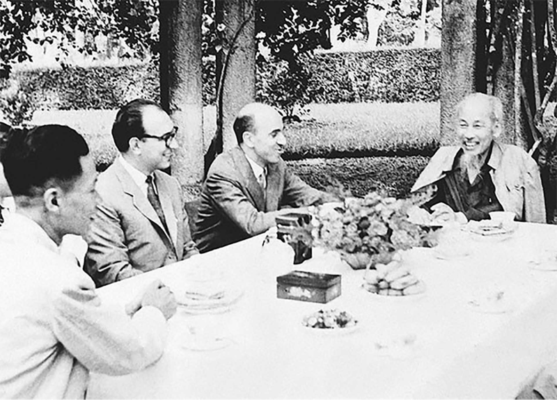 Chủ tịch Hồ Chí Minh tiếp đoàn nhà báo L’Unita của Đảng Cộng sản Italy, ngày 12/5/1959. (Ảnh tư liệu)