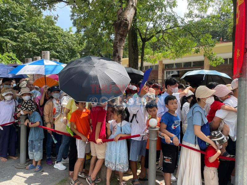 Người dân xếp hàng dài vào viếng Lăng Chủ tịch Hồ Chí Minh. Ảnh: Hoàng Nam