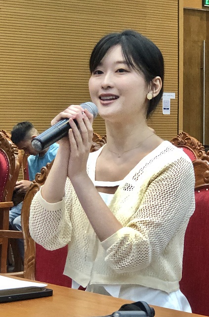 Nữ diễn vi&ecirc;n Nkatani Akari (Nhật Bản), người đ&oacute;ng vai Michiko Yoshii &ndash; &ldquo;người t&igrave;nh&rdquo; của Trịnh C&ocirc;ng Sơn trong phim &ldquo;Em v&agrave; Trịnh&rdquo; chia sẻ tại Hội thảo. Ảnh: V.H