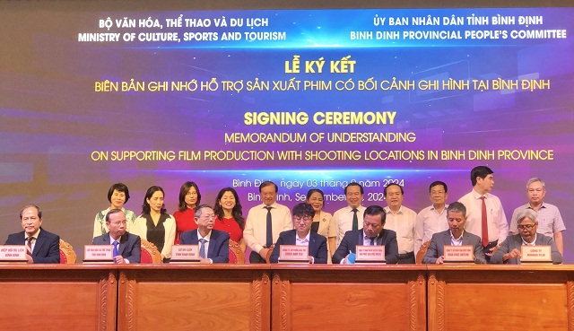 Quang cảnh Lễ k&yacute; kết Bi&ecirc;n bản ghi nhớ &ldquo;Về việc hỗ trợ sản xuất phim c&oacute; bối cảnh ghi h&igrave;nh tại B&igrave;nh Định&rdquo;. Ảnh: Viết Hiền