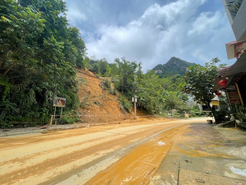 Điện lực Bắc Hà: Nỗ lực khắc phục sự cố hệ thống điện trong mùa mưa bão