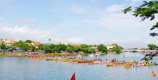 lễ hội chứng kiến sự tranh tài của 24 thuyền bơi nam và 9 thuyền đua nữ đến từ các xã trên địa bàn huyện.