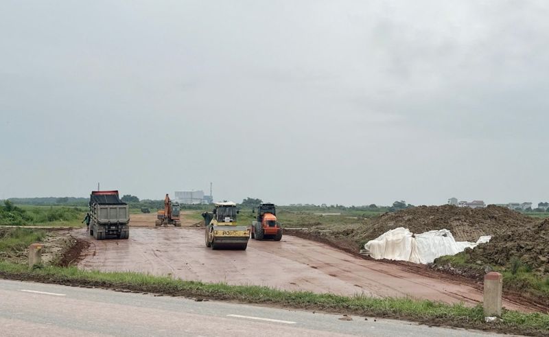 Các đơn vị thi công huy động tối đa máy móc, nhân lực để đảm bảo tiến độ.