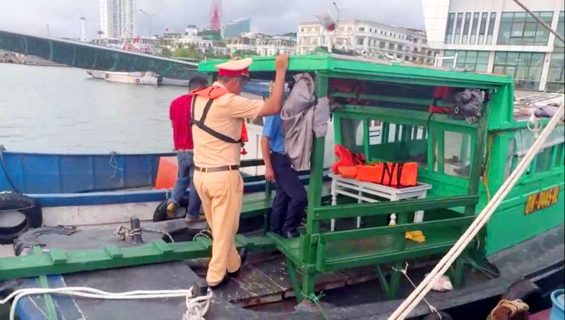 Xử phạt phương tiện đón khách tham quan vịnh Hạ Long sai quy định