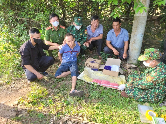 Bắt quả tang đối tượng Nguyễn Thành Trung, sinh năm 1975; Nơi thường trú: Khu phố 3, phường 5, TP. Đông Hà,