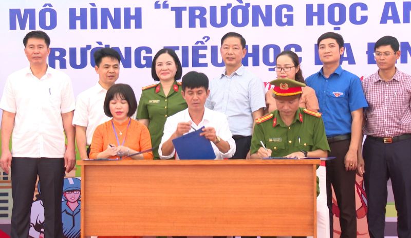 Ký cam kết thực hiện mô hình “Cổng trường an toàn giao thông”