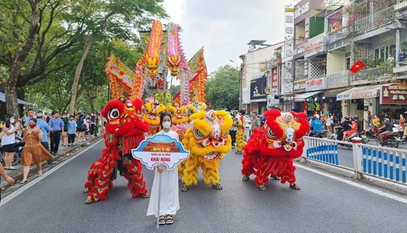 Quảng diễn trên các đường phố Huế (ảnh Thái Hùng)