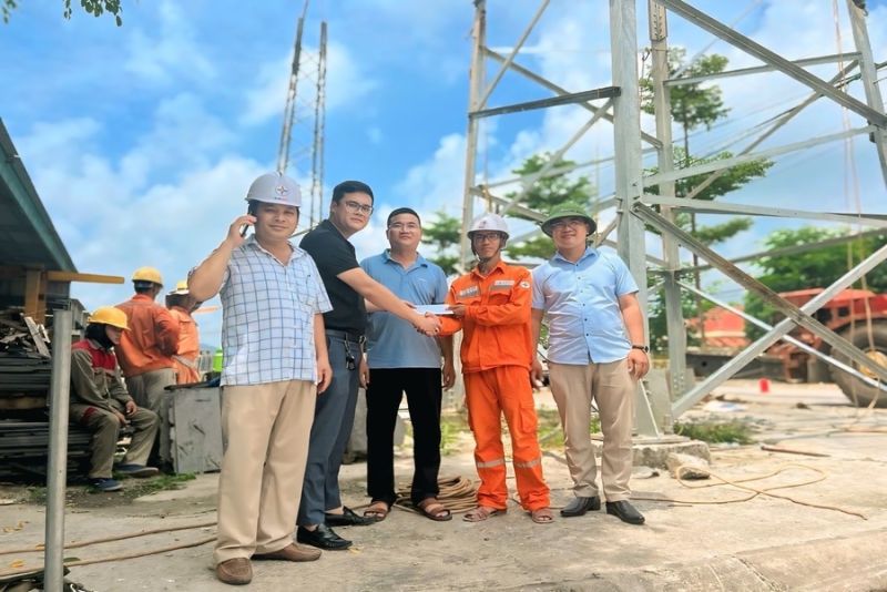 Ông Nguyễn Ngọc Thanh, Phó Giám Đốc-ĐHDA 3 thay mặt Lãnh đạo Ban QLDA Phát triển Điện lực (BA2) khen thưởng động viên kịp thời đối với CBCNV tại công trường